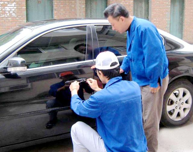 眉县汽车钥匙丢在车里面怎么办?
